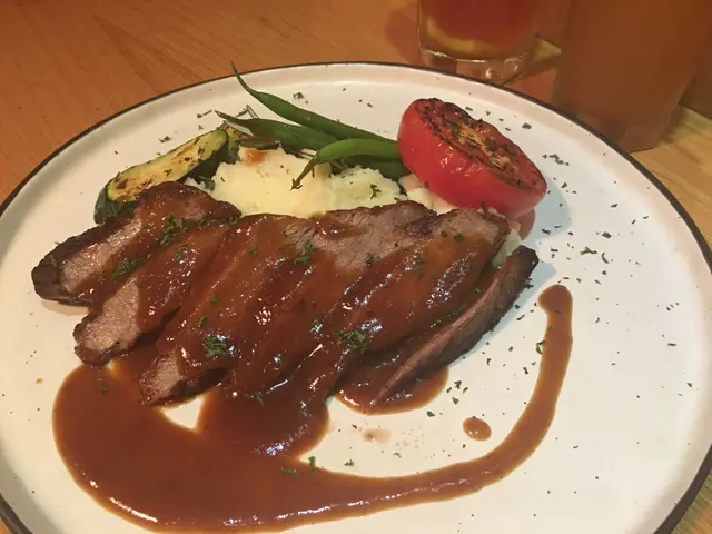 燒黑毛豬肉配紅酒燒汁