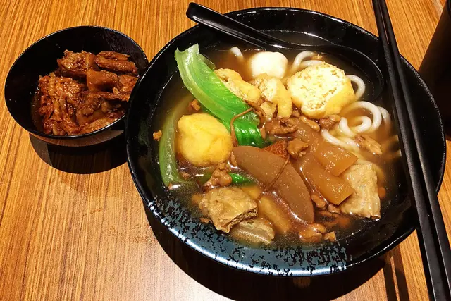 🍜姬松茸蟲草花養生湯底(烏冬、豆卜、魚肉春卷、墨魚丸、秘製豬軟骨、柱侯牛腩) $64  🍜湯水為素湯,以老黃瓜、腰果、核桃、姬松茸淆制而成,清甜不膩,湯水層次甚為豐富 。聽店員介紹,湯水甜味由瓜而來,腰果及核桃用來模仿肉的味道,姬松茸則取其甘味,從而模擬需肉煮成的養身湯,可見湯底選材心思。  🍜烏冬不俗;墨魚略嫌不夠爽口彈牙;另上的牛腩有充足火候烹調,軟硬適中,腩汁濃郁 ;豬軟骨味道不太咸,頗為惹味,略嫌煮得不夠軟;豆卜則吸取湯底的味道,甚為惹味。