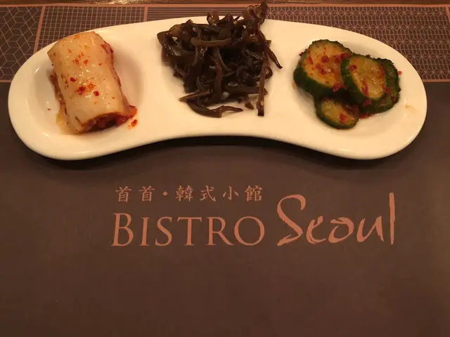 有泡菜、醃黃瓜和木耳，
泡菜和醃黃瓜不會太辣，感覺調和了以配合更多外國人的口味，
木耳清淡爽脆，用來洗滌味蕾最為適合不過～