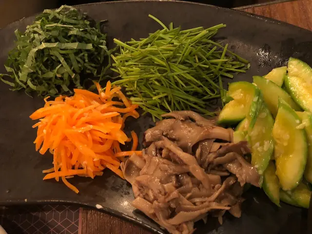 5款配料：翠肉瓜、芝麻葉、香菇、細葱、紅蘿蔔一一奉上，
香菇和翠肉瓜也事先調味好。