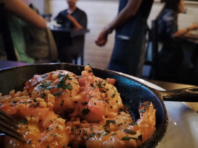 用牛油乾煎大蝦，而且加入香蒜乾、洋芫荽香草🌿調味。大蝦連殼煎後🔥，因為蝦殼的味道煎也出來，令味道更有層次。蝦肉爽口彈牙，是一道不錯的前菜！