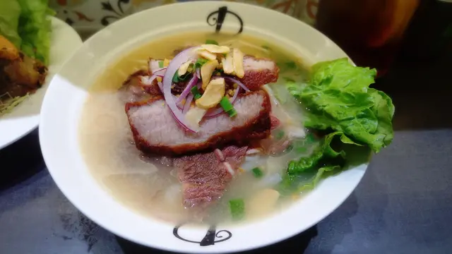 越式生牛肉牛骨湯河粉+豬頸肉