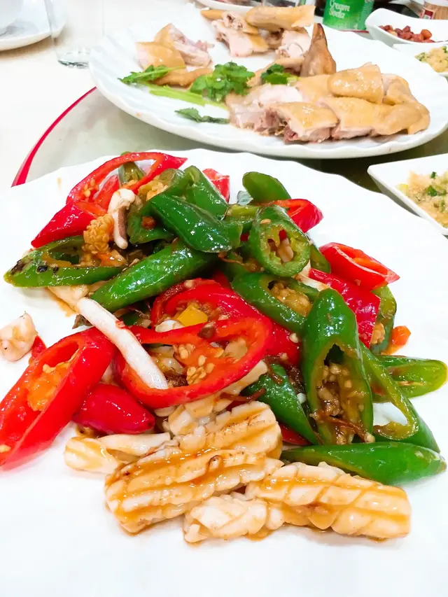 原本個菜式係 xo醬乾爆墨魚仔, 但係墨魚仔沽清,所以就轉咗魷魚 