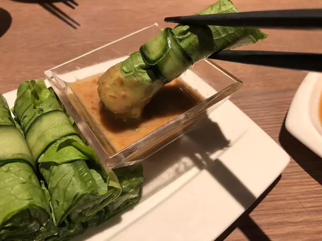 鮮嫩爽脆嘅油麥菜用薄薄嘅青瓜片包着，
蘸上秘製日本芝麻醬一起吃，
入口香甜美味，爽口清新，
真係健康又清新！
