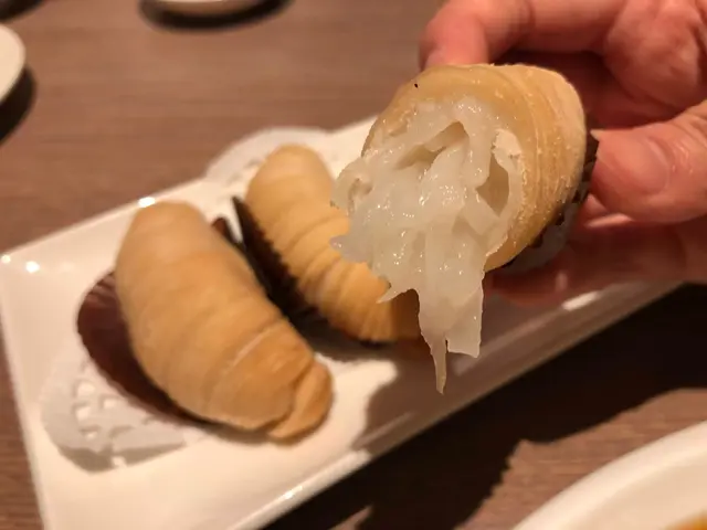 香脆可口嘅酥皮包着軟腍嘅蘿蔔絲，
外脆內軟，清甜美味。