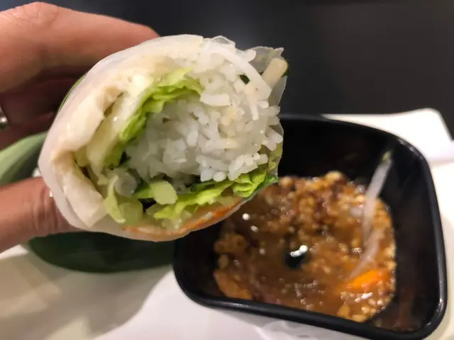 餡料好豐富，有鮮蝦、豬肉、檬粉、金不換和薄荷葉