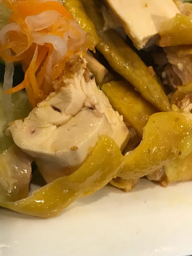 招牌越男仔海南雞配黃薑飯