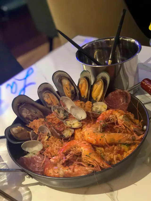 想回味在西班牙吃的海鮮飯, 找到了!
海鮮很新鮮和份量充足, 飯有少少辣和酸度剛好.
2人份量