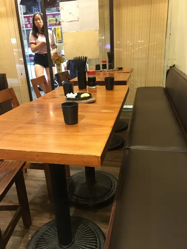 以前8點幾9點  可能都要排一至兩枱  今日入到去兩張以上都係吉  可能熟客都唔想再黎了