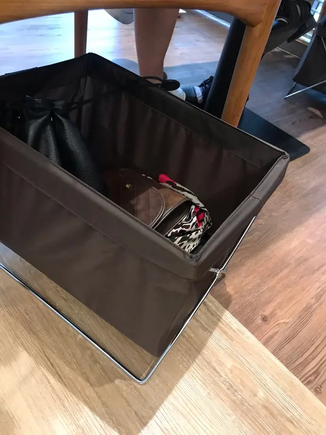 每張櫈下都有一個籃,提供地方讓食客擺放私人物品