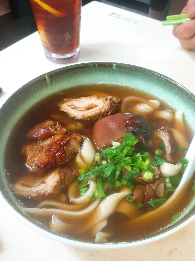 雙拼(豬手豬大腸)刀削麵