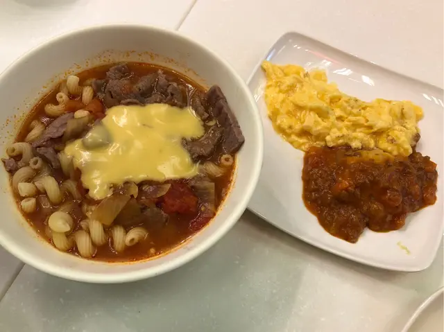 芝士牛肉濃茄湯通粉配炒蛋肉醬薯泥