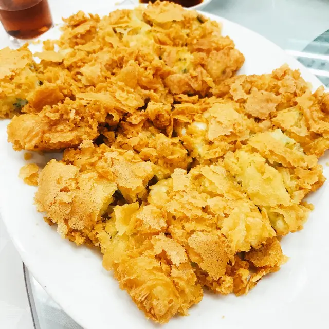 用切碎嘅小棠菜加入蝦膠再沾脆漿炸成,外脆內彈,熱氣但好味