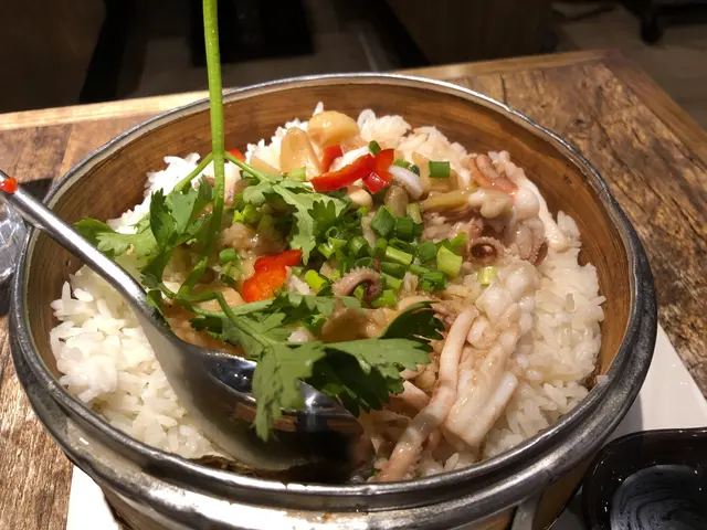 蝦醬鮮魷籠仔飯