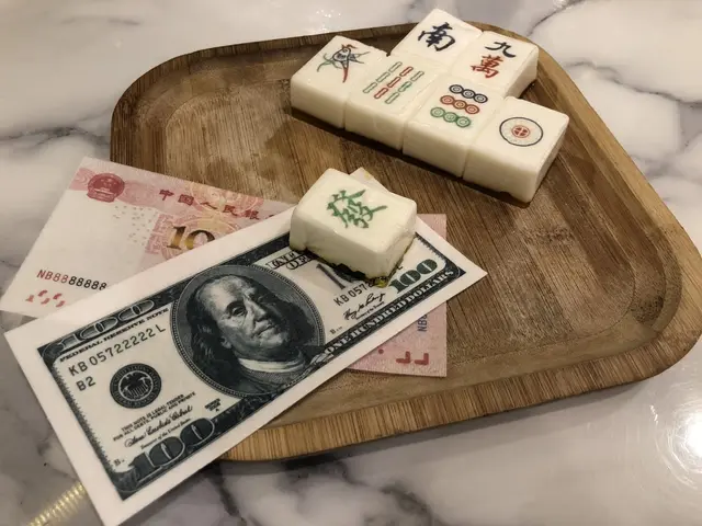 維妙維肖嘅麻將🀄️其實係椰汁糕，
牌面上嘅字樣以可食用嘅米紙呈現，
背面係桂花果凍，做工細膩～
旁邊嘅美金和人民幣鈔票同樣係米紙製，
米紙其實係無味嘅，
主要係可以食嘅鈔票噱頭十足！
整體嘅味道相當不錯，
絕對值得一「玩」！😂