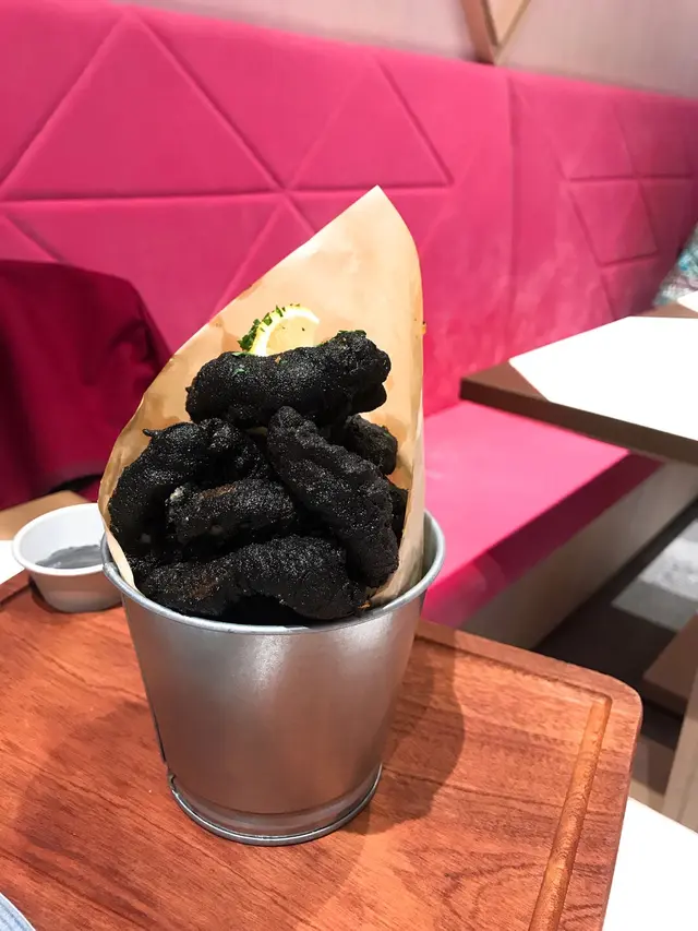 炸魷魚圈配墨汁蛋黃醬