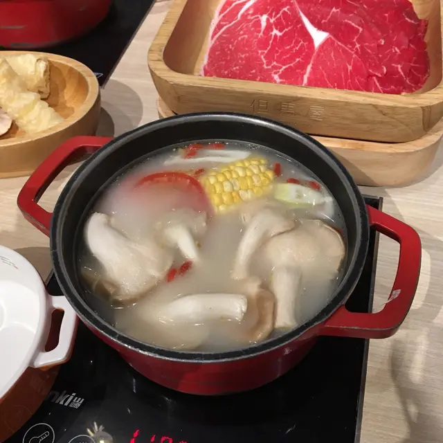 有雞，雲耳在湯底