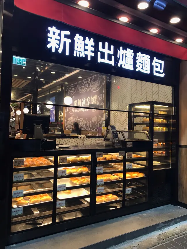 新鮮出爐麵包櫃