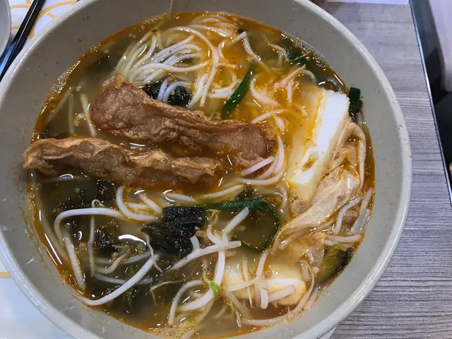 春卷魚片酸辣小窩米線