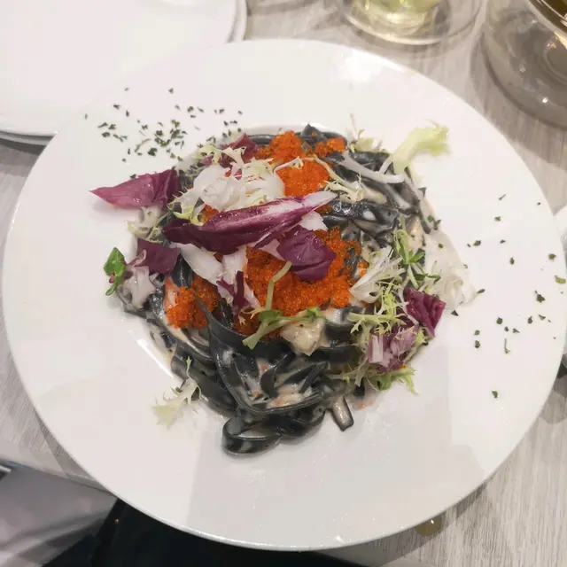 蟹籽蟹棒忌廉意大利墨魚汁寬條麵