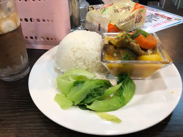 套餐價錢$42尙算合理，咖哩入口後是慢慢感受到辣的感覺，牛肉早以融入了咖哩汁