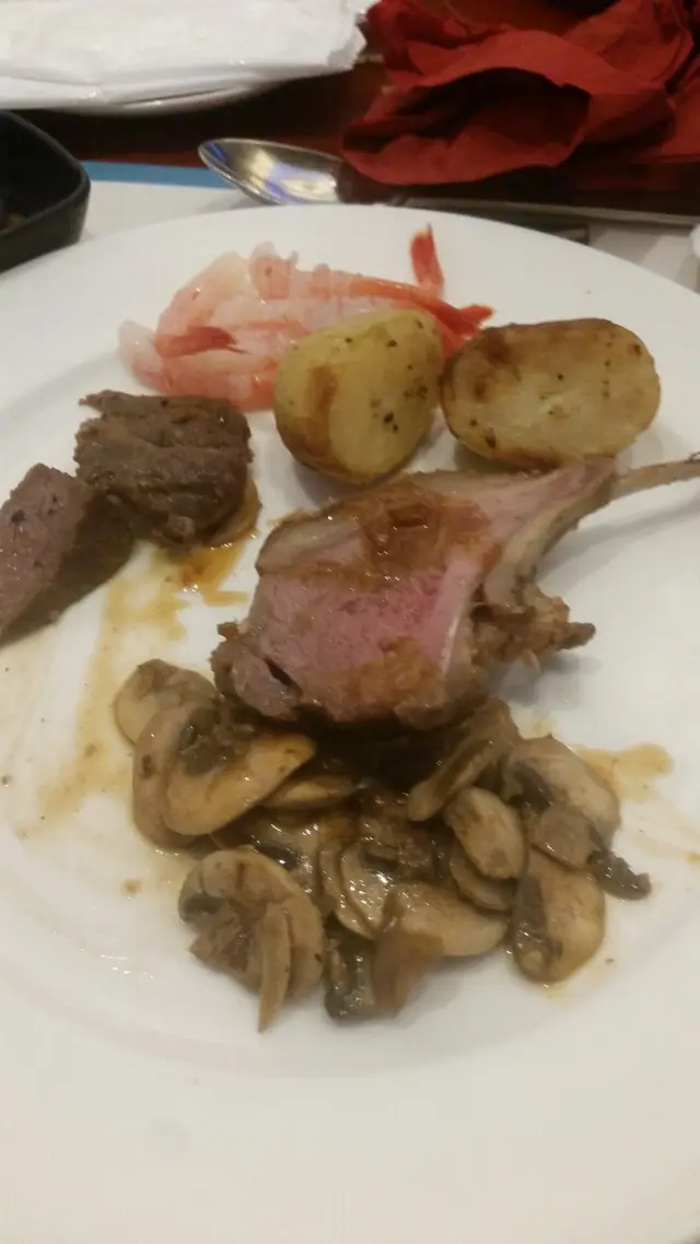 筋羊架,ok既牛小扒。好食墊底蘑菇,好食甜蝦,凍曬但好食薯仔