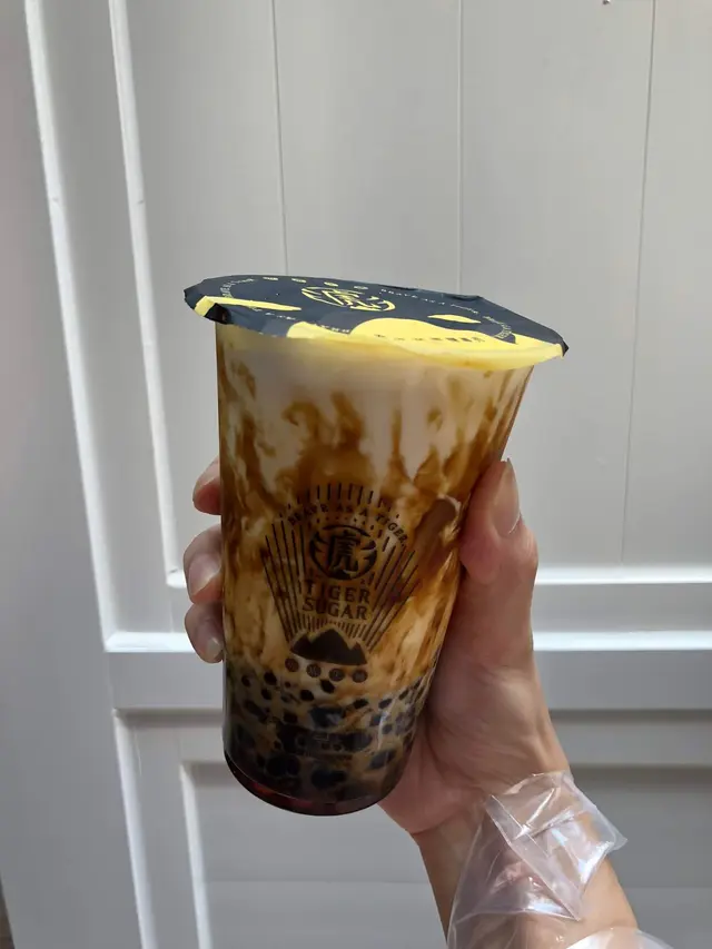濃厚嘅鮮奶飲到香甜嘅黑糖味～☺️
最窩心嘅係黑糖珍珠剛剛煮好，
所以拎上手仲暖架！😊
大嘅波霸煙韌彈牙，
細嘅珍珠軟腍又不失嚼勁，
味道同口感都相當好，有4.5⭐️！