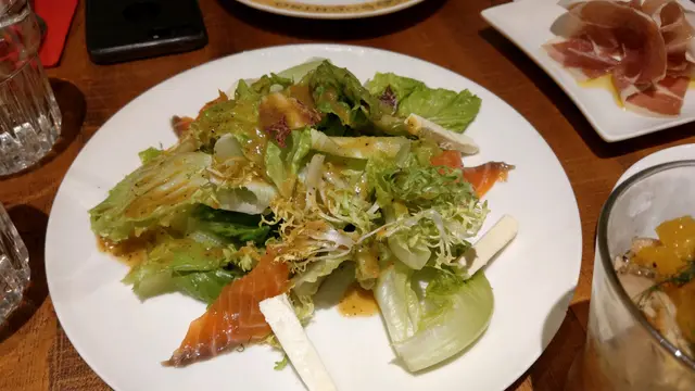 雖然煙三文魚得3塊少左d, 但食落微煙既味道令佢更吸引. 沙律菜既份量都好多, 配醋即刻開哂胃