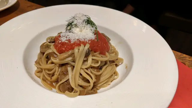 牛肝菌汁夠濃夠撈意粉,撈埋微辣既醬令味道更特別. 扁意粉偏向硬身, 連汁食落每啖都覺得飽滿. 但芝士味唔突出