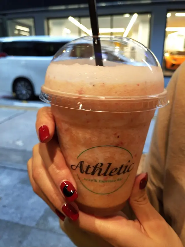 香蕉🍌、芒果、橙🍊、以及主要係士多啤梨🍓沙冰！鮮艷粉紅色，好得意而且好清新，結結糊糊地， 打得非常之細滑、香味中有淡淡士多啤梨味。又係一杯對腸胃好好，而且含豐富維他命嘅飲品。