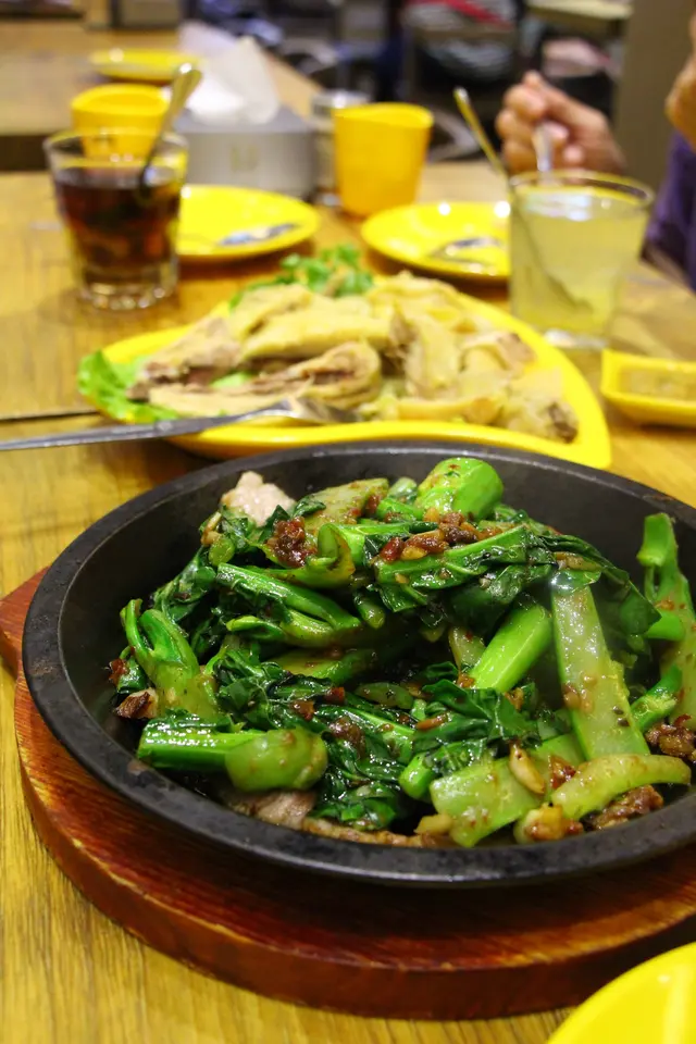 鐵板猪頸肉炒芥蘭(馬拉盞)