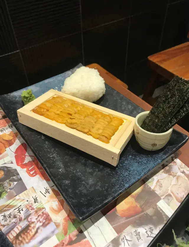 海膽剌身(木板) + 飯 紫菜