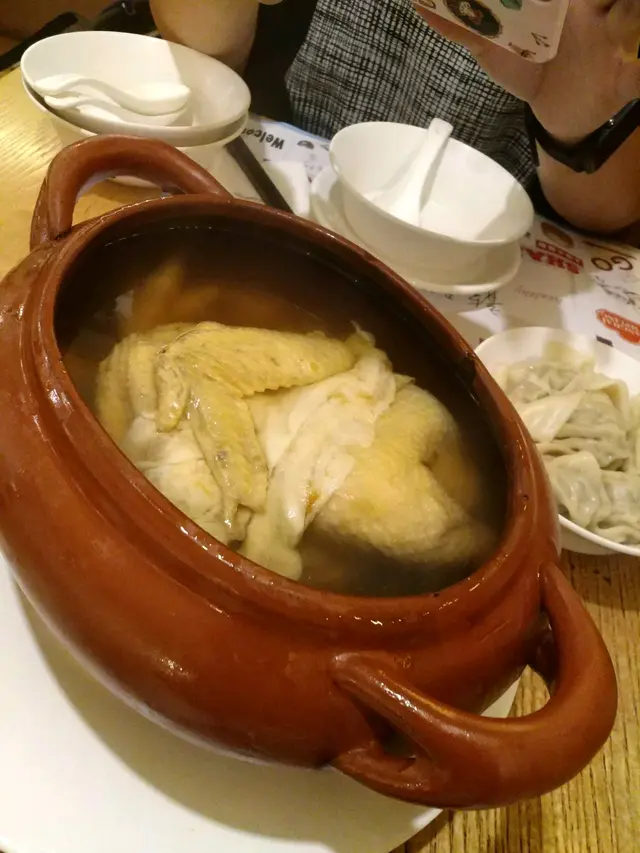 份量足4 -6人，湯已撇油，十分細心， 砂鍋上，材料十足。