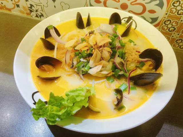 招牌生蠔藍青口椰汁酸湯湯檬粉