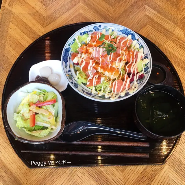 鮭魚刺身沙律盛滿丼御膳