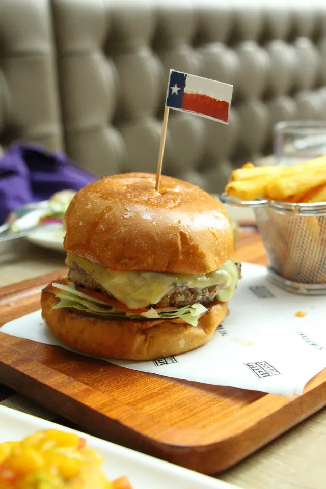 英國香濃車打芝士牛肉漢堡