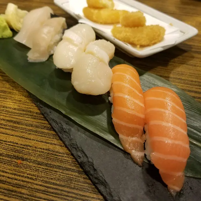三文魚壽司($9),北海道生帶子壽司($10),象拔蚌壽司($10)