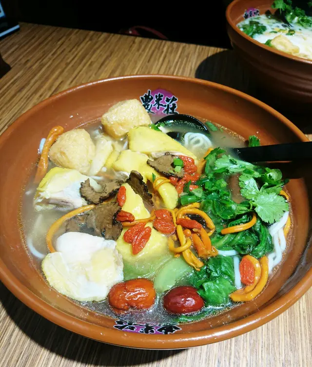 懷舊藥膳雞湯米線