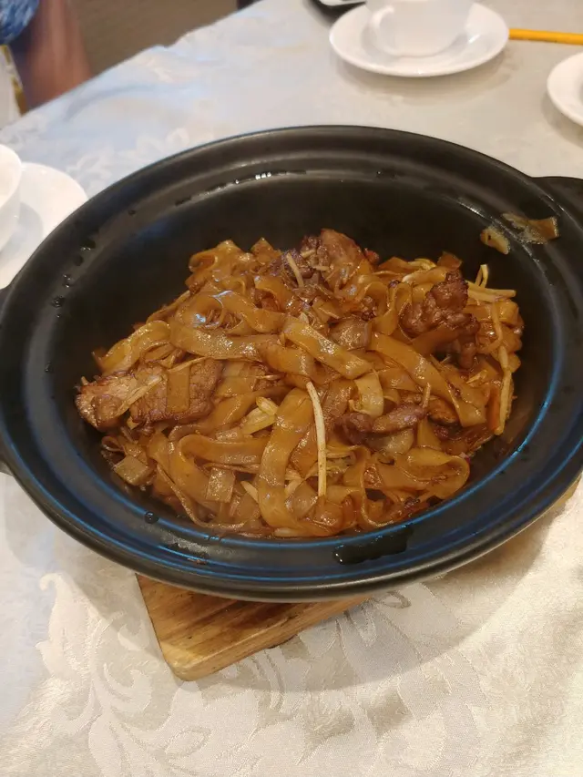 平時啲牛河炒完出黎一定成個碟都係油,但呢個牛河炒得都好乾身,食到底係冇乜油的...唔錯
