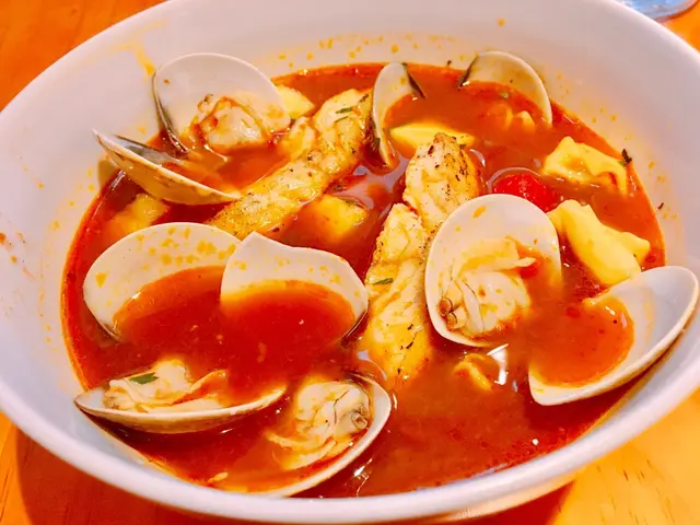 迷你野菌意大利雲呑配青衣魚柳大蜆蕃茄蝦湯