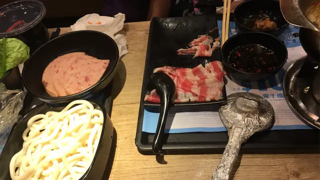 烏冬同追加餐肉,大大塊