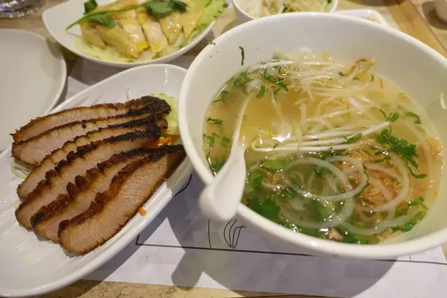 豬頸肉及湯河分開上，好處是豬頸肉不會被湯浸腍