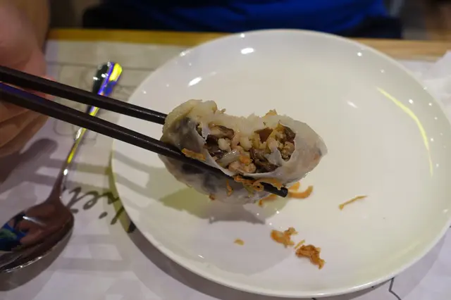 餡料包括：豬肉碎、冬菇、木耳、沙葛...等，完全做到皮薄餡豐！