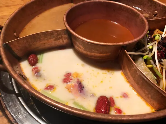 有大大塊花膠,既滋潤又養顏花膠雞湯底