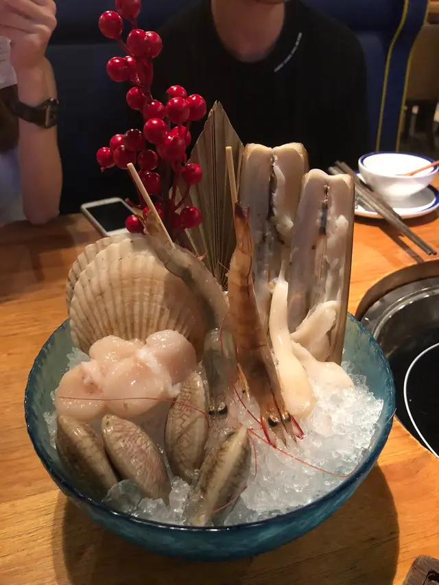有海中蝦、花甲、蟶子和扇貝，
全部都超新鮮！
打邊爐食海鮮，「酒鍋」嘅新鮮度稱得上數一數二！
以冰鎮保持着海鮮嘅新鮮，
海中蝦超爽彈，
花甲洗得乾淨，沒半點沙，
蟶子鮮甜有嚼勁，
扇貝超大隻，咬開後還保留一絲絲嘅口感，鮮味十足！😋