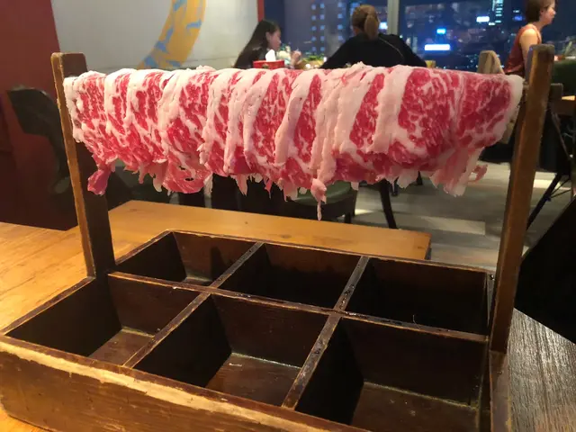 雪花均勻嘅牛頸脊整齊地排列着，
份外覺得誘人美味～😜
牛肉入口爽嫩多汁，肉味豐腴！😋