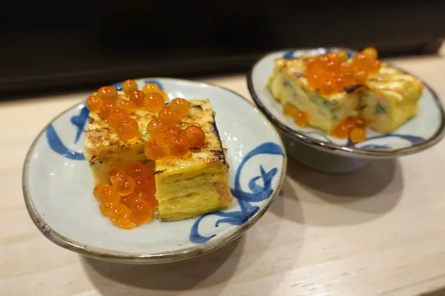 熱辣辣的玉子燒加入三文魚，令口感及味道層次提升