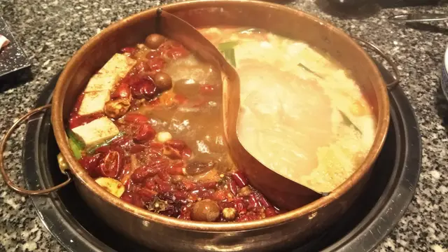 鴛鴦鍋(麻辣鍋及酸菜白肉鍋)