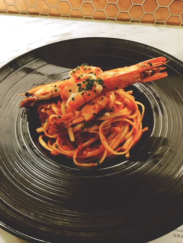 燒大蝦配香草番茄汁扁意粉