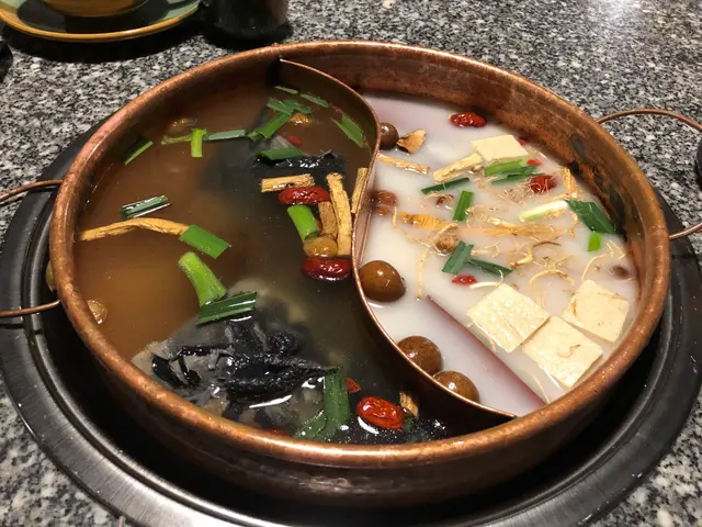 美人鍋（左）養生鍋（右）